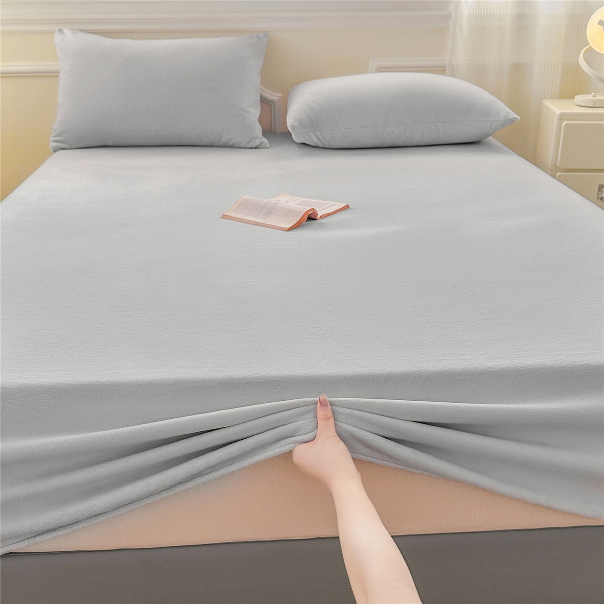 91家纺网 家纺一手货源 找家纺 沐纯家居 2025新款250g全消光牛奶绒单床笠 浅灰