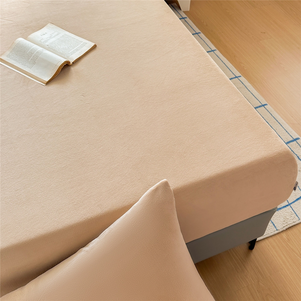 91家纺网 家纺一手货源 找家纺 沐纯家居 2025新款250g全消光牛奶绒单床笠 浅驼