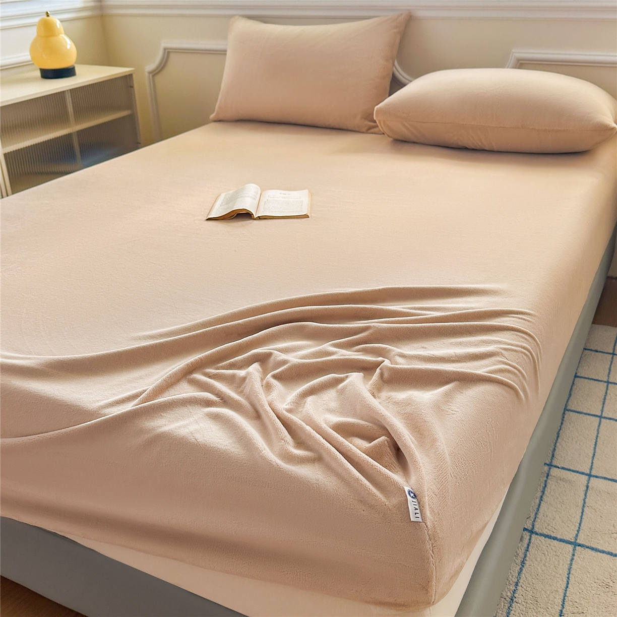 91家纺网 家纺一手货源 找家纺 沐纯家居 2025新款250g全消光牛奶绒单床笠 浅驼