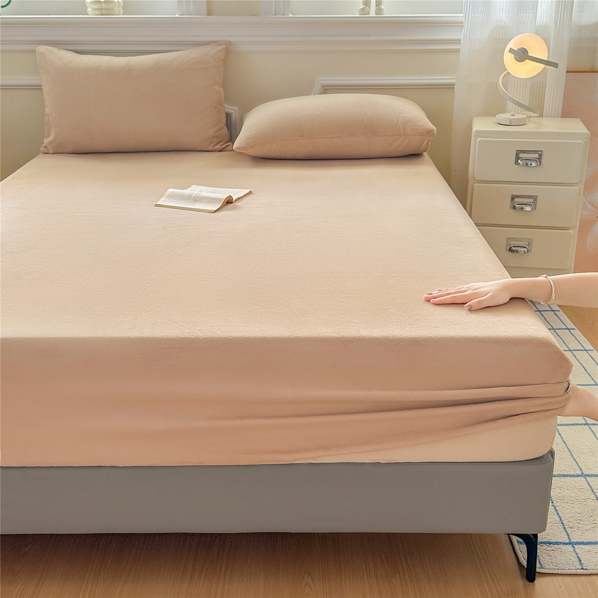 91家纺网 家纺一手货源 找家纺 沐纯家居 2025新款250g全消光牛奶绒单床笠 浅驼