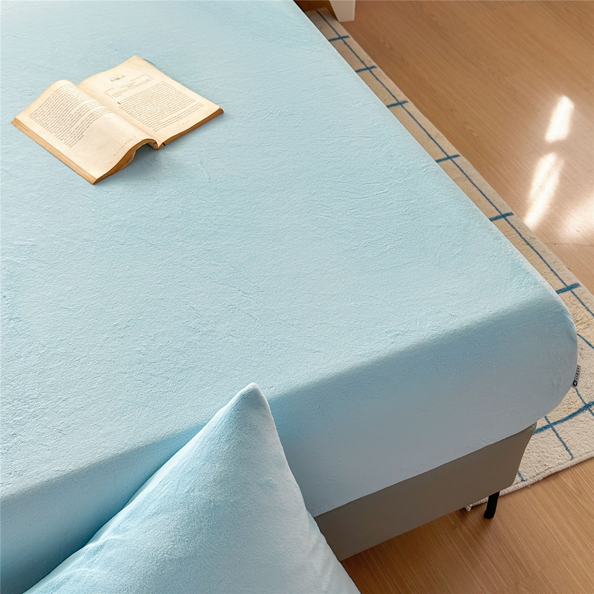 91家纺网 家纺一手货源 找家纺 沐纯家居 2025新款250g全消光牛奶绒单床笠 婴儿蓝