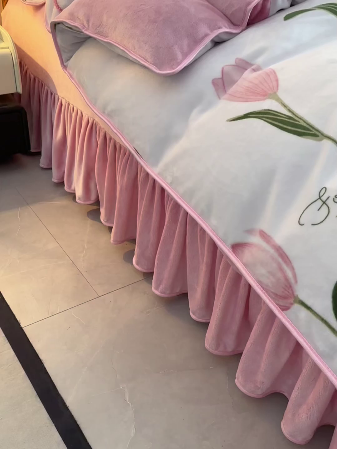91家纺网 家纺一手货源 找家纺   玖琳家纺  2025新款220g保暖舒适牛奶绒床裙四件套 郁金香