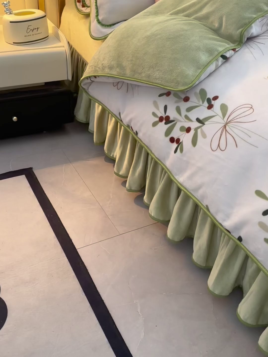 91家纺网 家纺一手货源 找家纺   玖琳家纺  2025新款220g保暖舒适牛奶绒床裙四件套 硕果累累