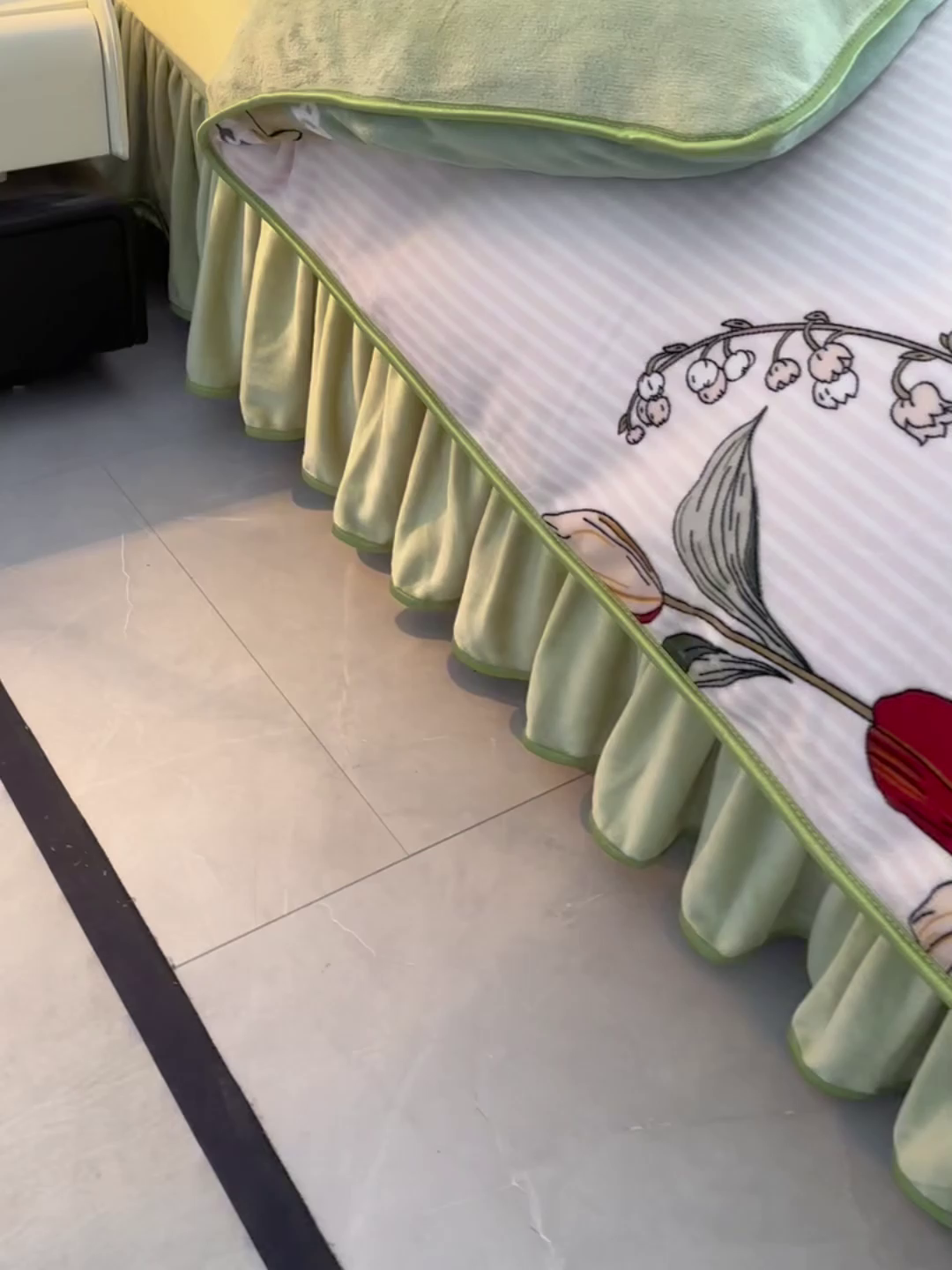 91家纺网 家纺一手货源 找家纺   玖琳家纺  2025新款220g保暖舒适牛奶绒床裙四件套 暗香