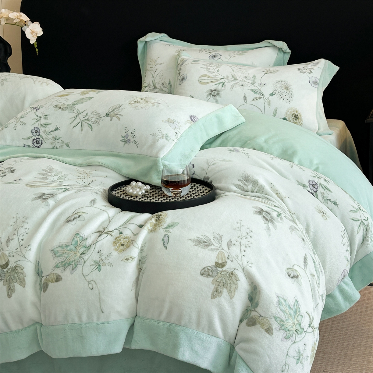 91家纺网 家纺一手货源 找家纺 眷恋家纺 2025新款加厚牛奶绒法式数码印花宽边四件套 奈雪