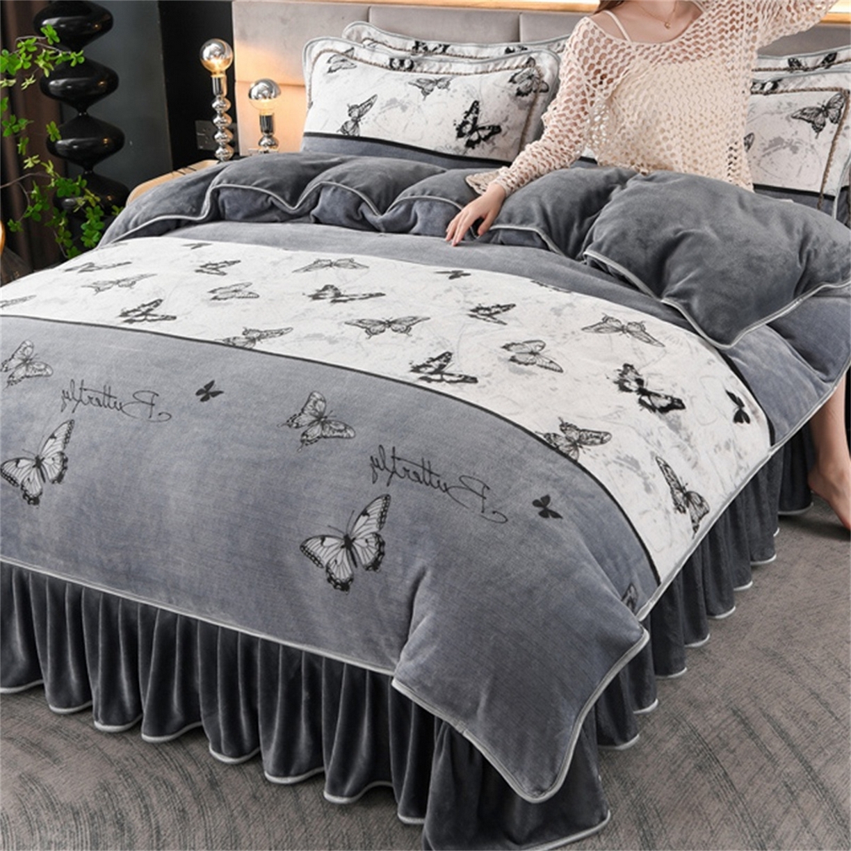 91家纺网 家纺一手货源 找家纺   玖琳家纺  2025新款220g保暖舒适牛奶绒床裙四件套 蝶恋花