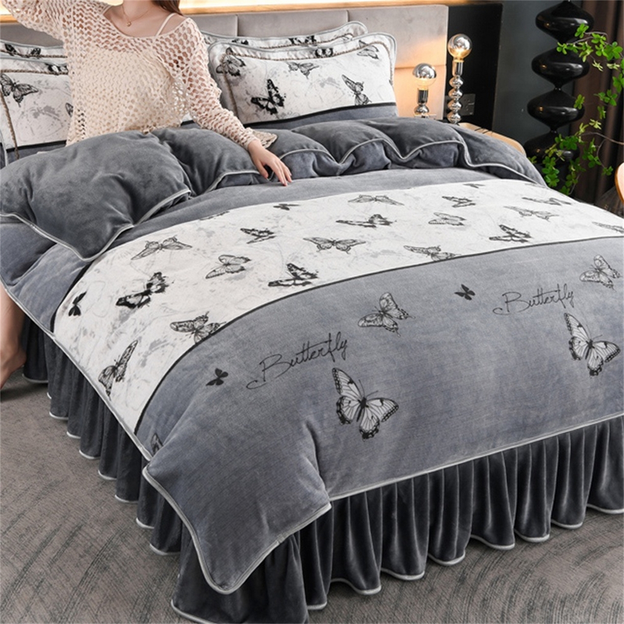 91家纺网 家纺一手货源 找家纺   玖琳家纺  2025新款220g保暖舒适牛奶绒床裙四件套 蝶恋花