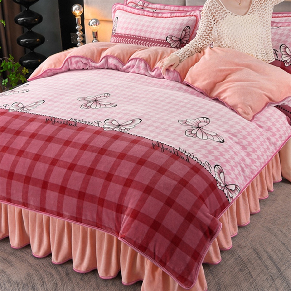 91家纺网 家纺一手货源 找家纺   玖琳家纺  2025新款220g保暖舒适牛奶绒床裙四件套 蝶舞花语