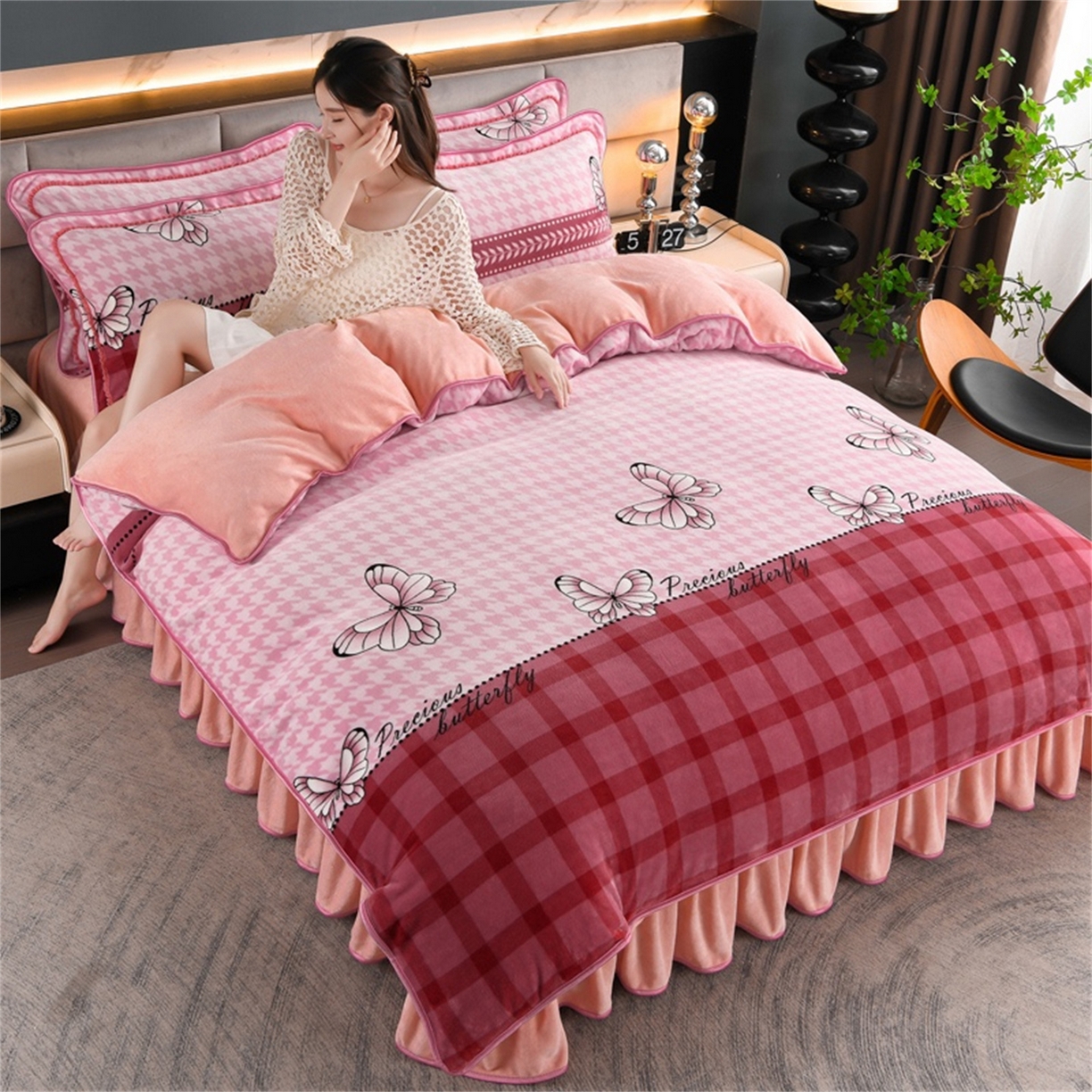 91家纺网 家纺一手货源 找家纺   玖琳家纺  2025新款220g保暖舒适牛奶绒床裙四件套 蝶舞花语