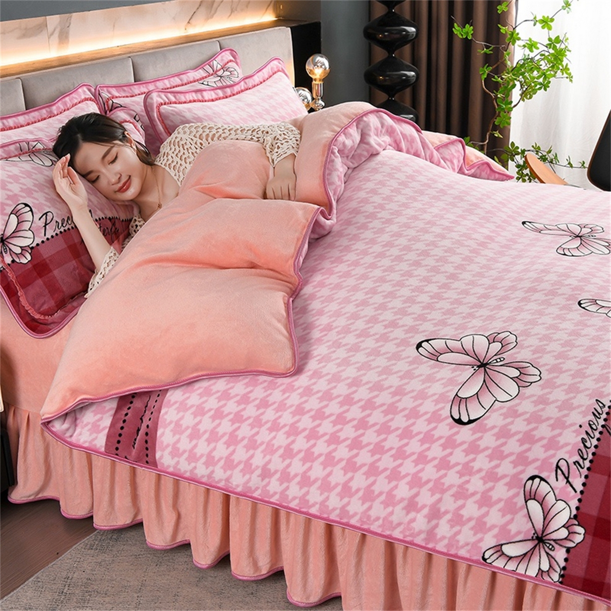 91家纺网 家纺一手货源 找家纺   玖琳家纺  2025新款220g保暖舒适牛奶绒床裙四件套 蝶舞花语