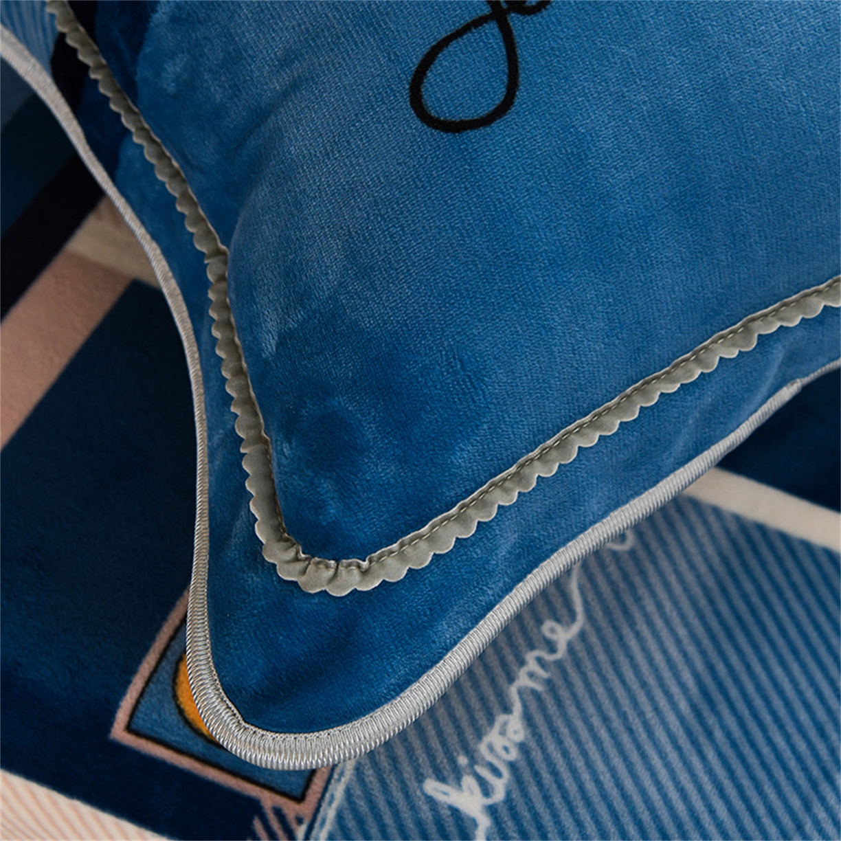 91家纺网 家纺一手货源 找家纺   玖琳家纺  2025新款220g保暖舒适牛奶绒床裙四件套 格调-蓝