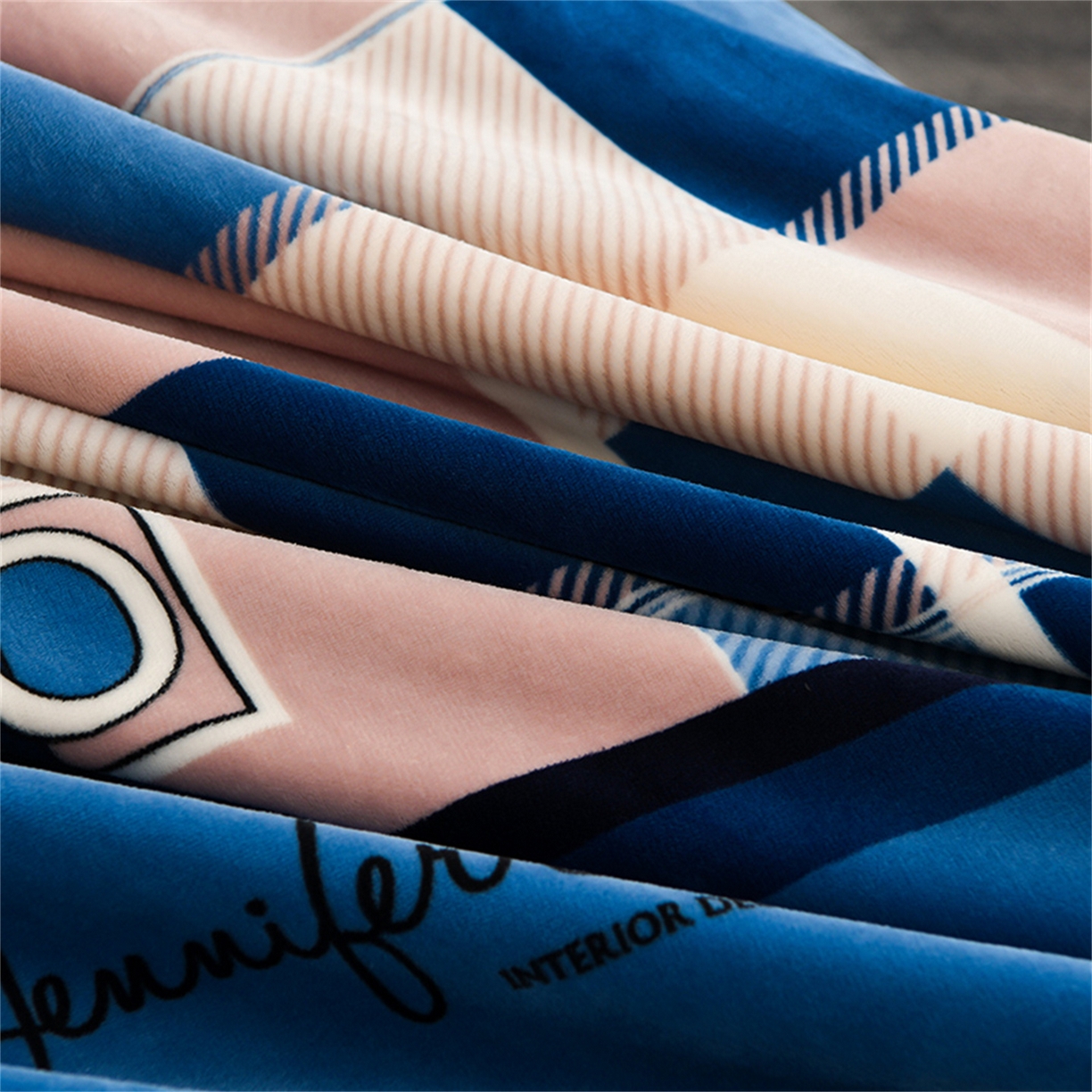 91家纺网 家纺一手货源 找家纺   玖琳家纺  2025新款220g保暖舒适牛奶绒床裙四件套 格调-蓝