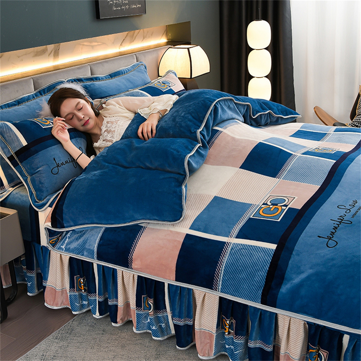 91家纺网 家纺一手货源 找家纺   玖琳家纺  2025新款220g保暖舒适牛奶绒床裙四件套 格调-蓝