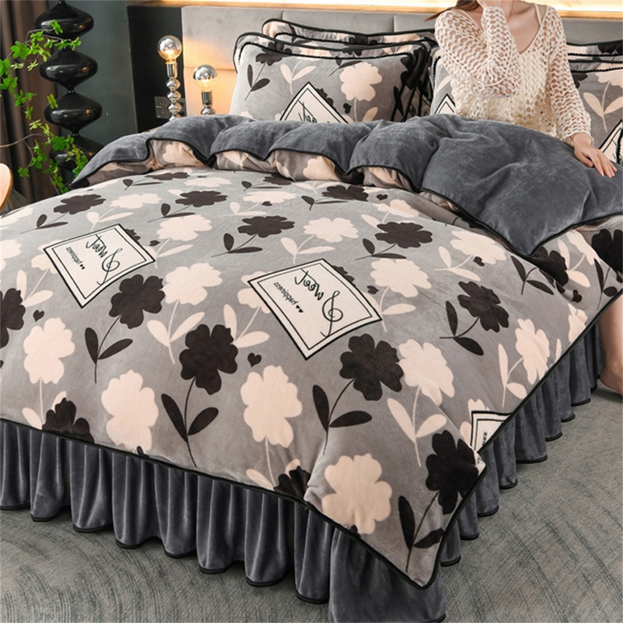 91家纺网 家纺一手货源 找家纺   玖琳家纺  2025新款220g保暖舒适牛奶绒床裙四件套 花影