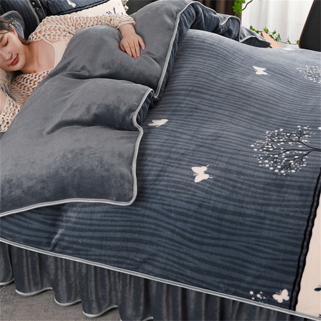 91家纺网 家纺一手货源 找家纺   玖琳家纺  2025新款220g保暖舒适牛奶绒床裙四件套 花影织梦