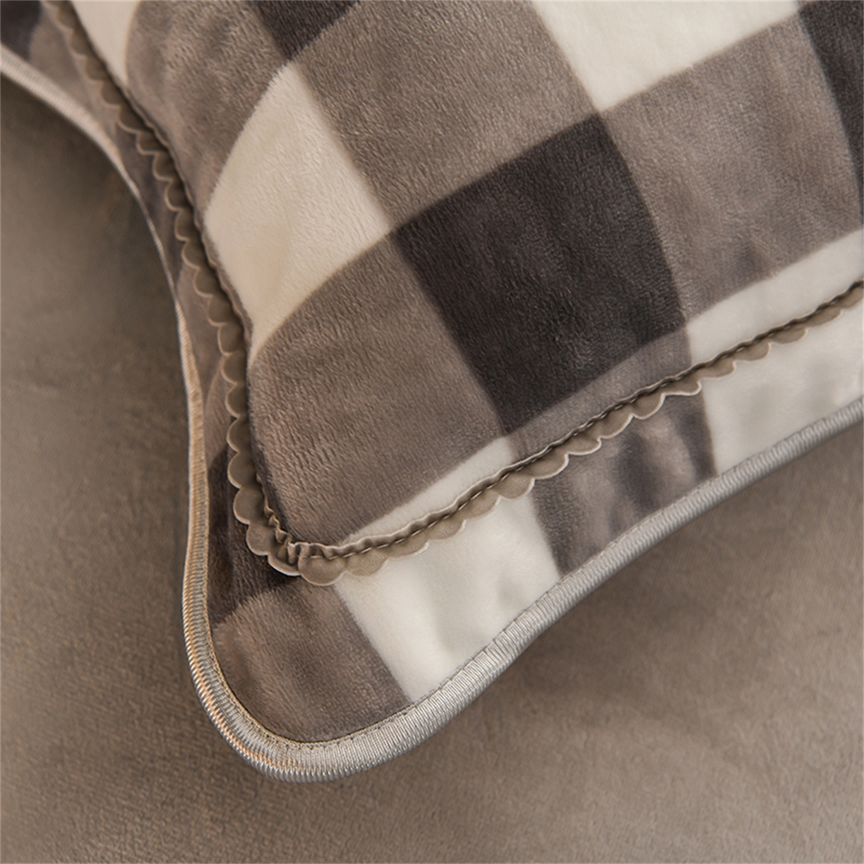 91家纺网 家纺一手货源 找家纺   玖琳家纺  2025新款220g保暖舒适牛奶绒床裙四件套 灰小格