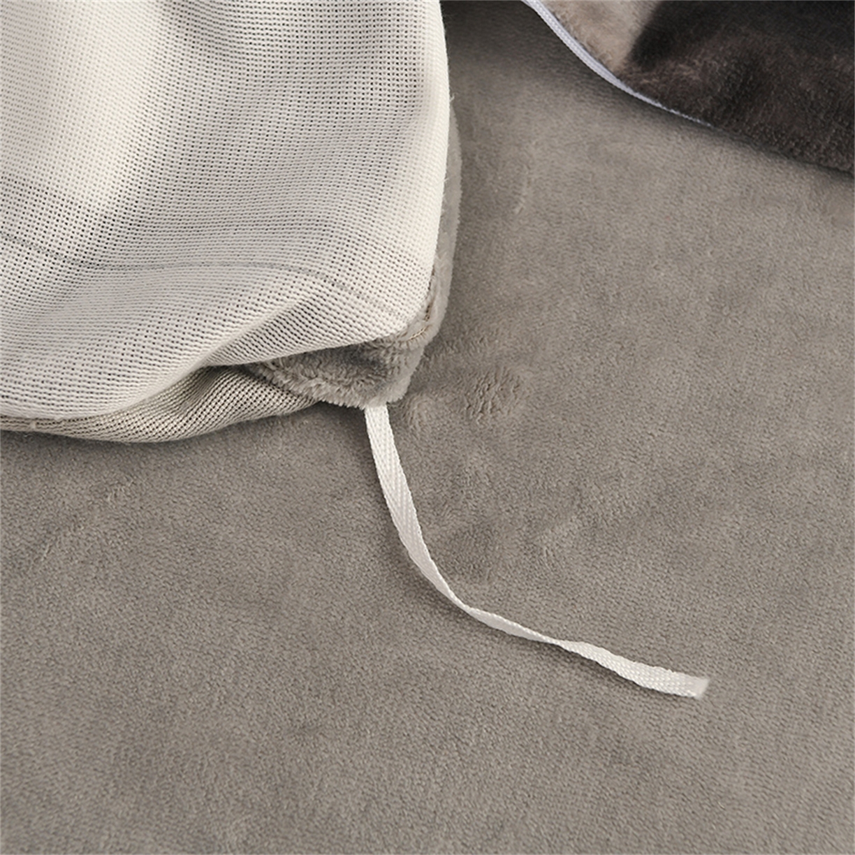 91家纺网 家纺一手货源 找家纺   玖琳家纺  2025新款220g保暖舒适牛奶绒床裙四件套 灰小格