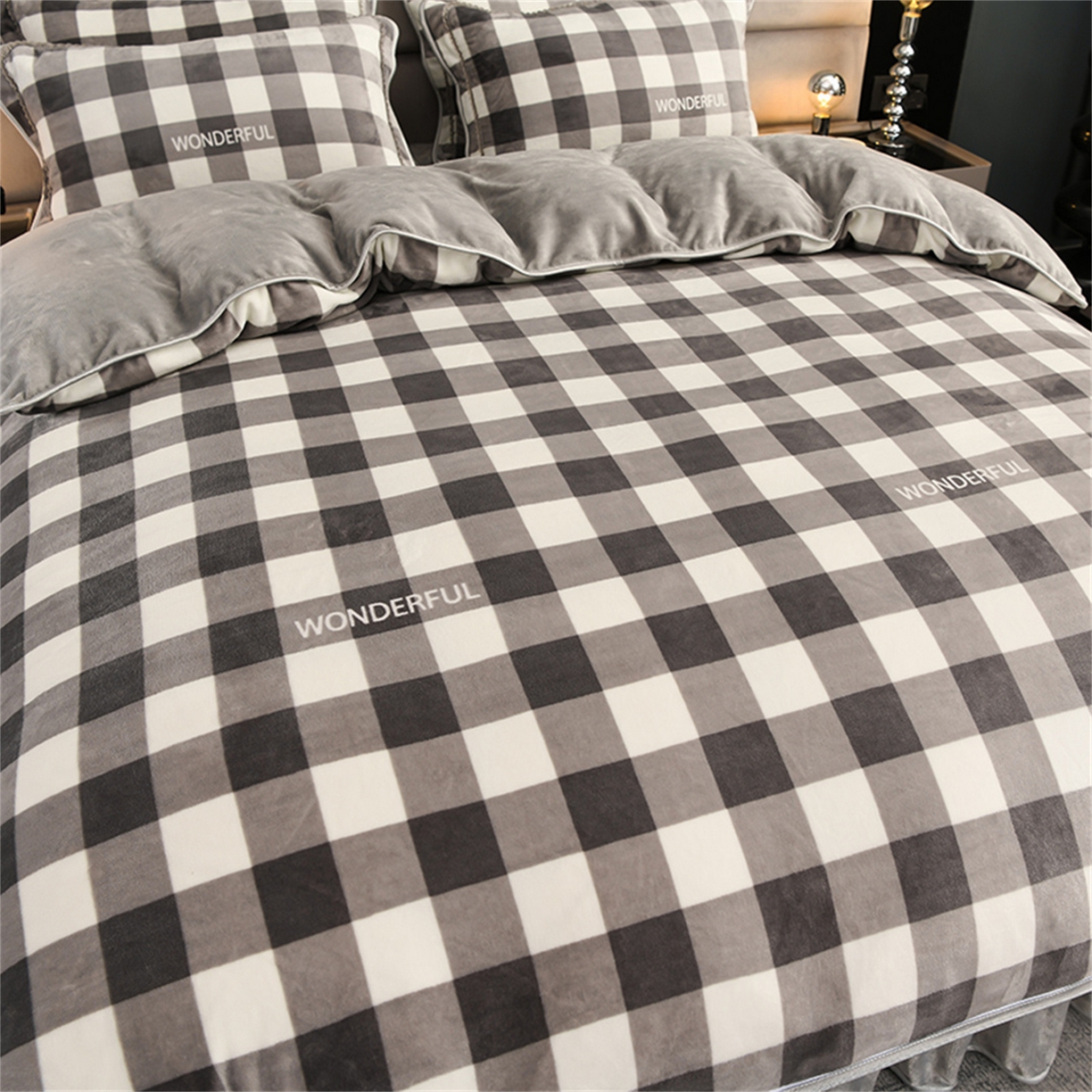 91家纺网 家纺一手货源 找家纺   玖琳家纺  2025新款220g保暖舒适牛奶绒床裙四件套 灰小格