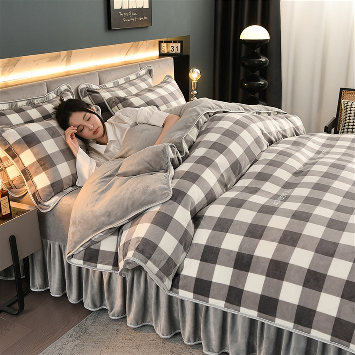 91家纺网 家纺一手货源 找家纺   玖琳家纺  2025新款220g保暖舒适牛奶绒床裙四件套 灰小格