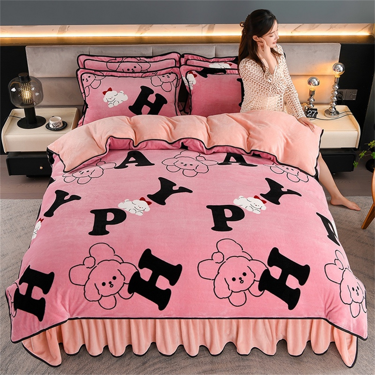 91家纺网 家纺一手货源 找家纺   玖琳家纺  2025新款220g保暖舒适牛奶绒床裙四件套 快乐时光