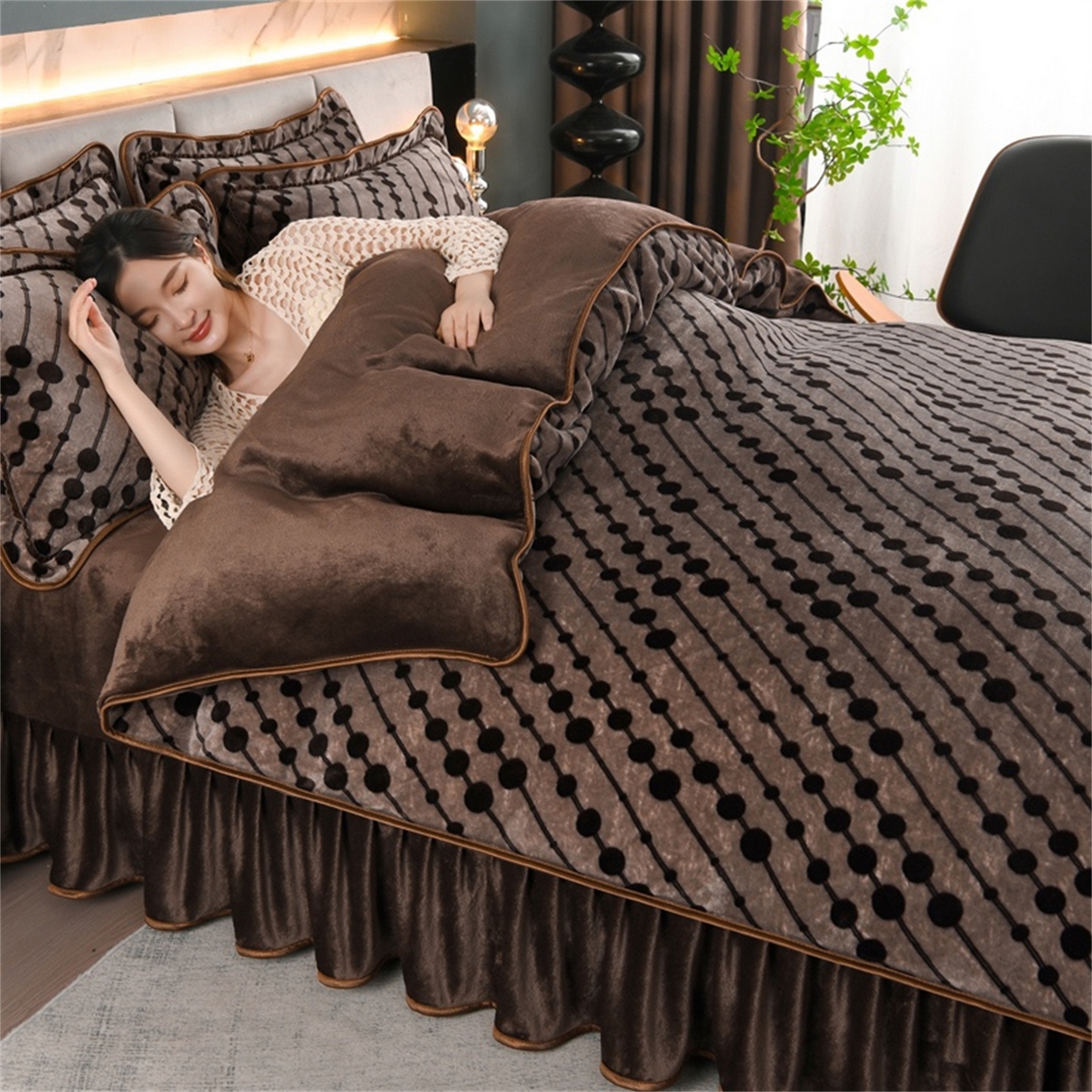 91家纺网 家纺一手货源 找家纺   玖琳家纺  2025新款220g保暖舒适牛奶绒床裙四件套 罗马假日