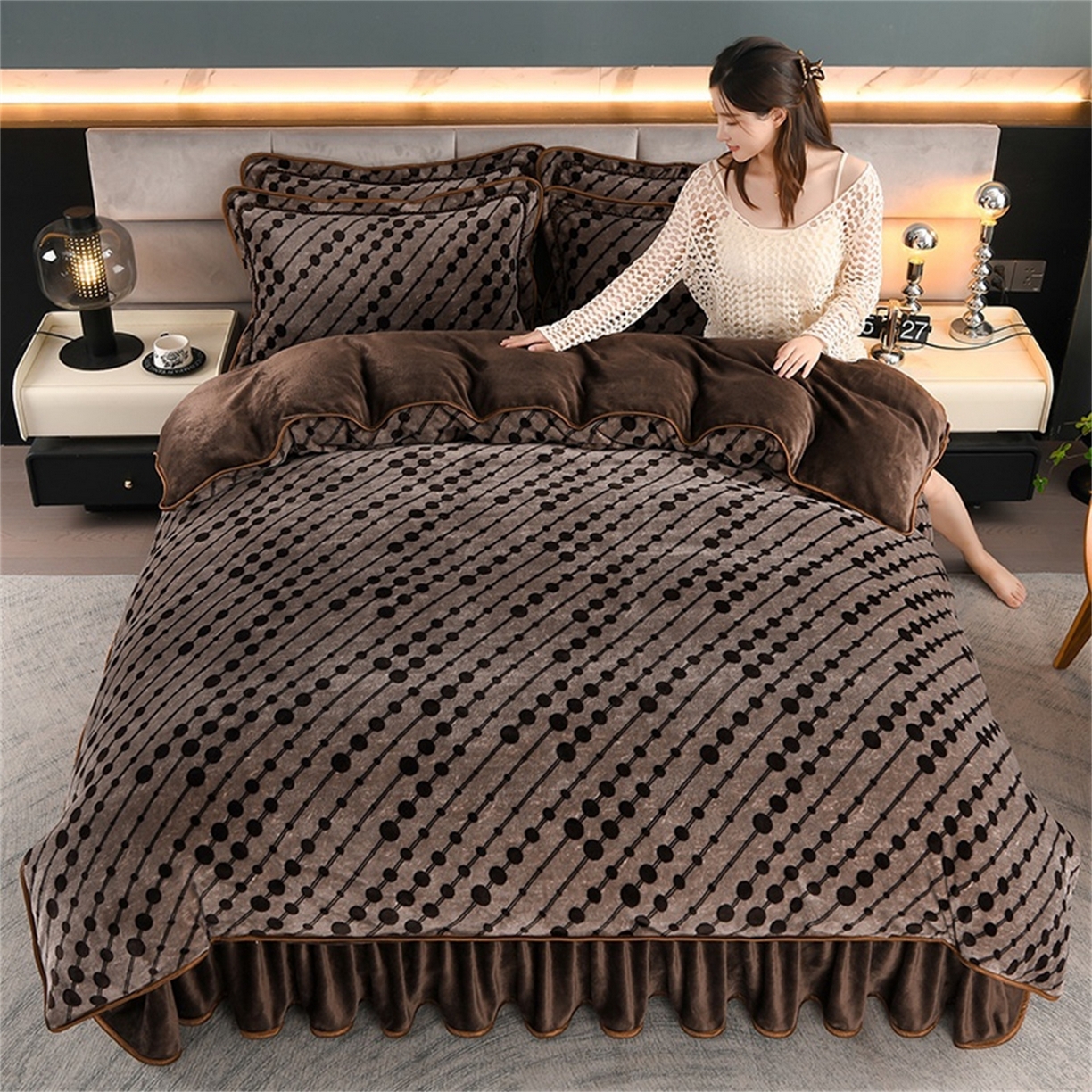 91家纺网 家纺一手货源 找家纺   玖琳家纺  2025新款220g保暖舒适牛奶绒床裙四件套 罗马假日