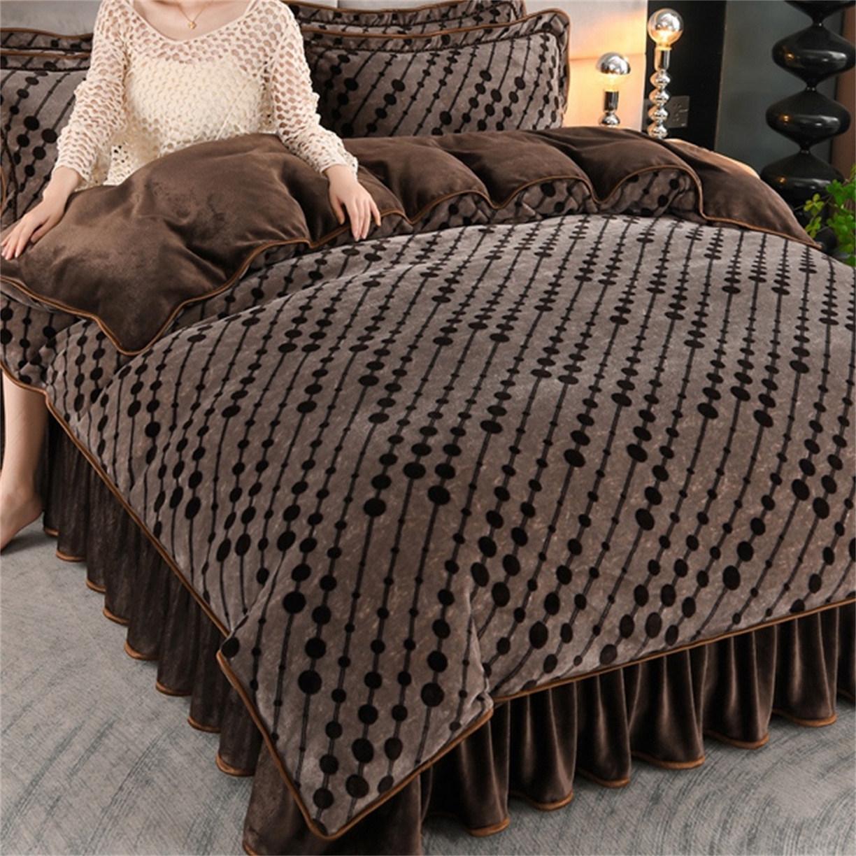 91家纺网 家纺一手货源 找家纺   玖琳家纺  2025新款220g保暖舒适牛奶绒床裙四件套 罗马假日