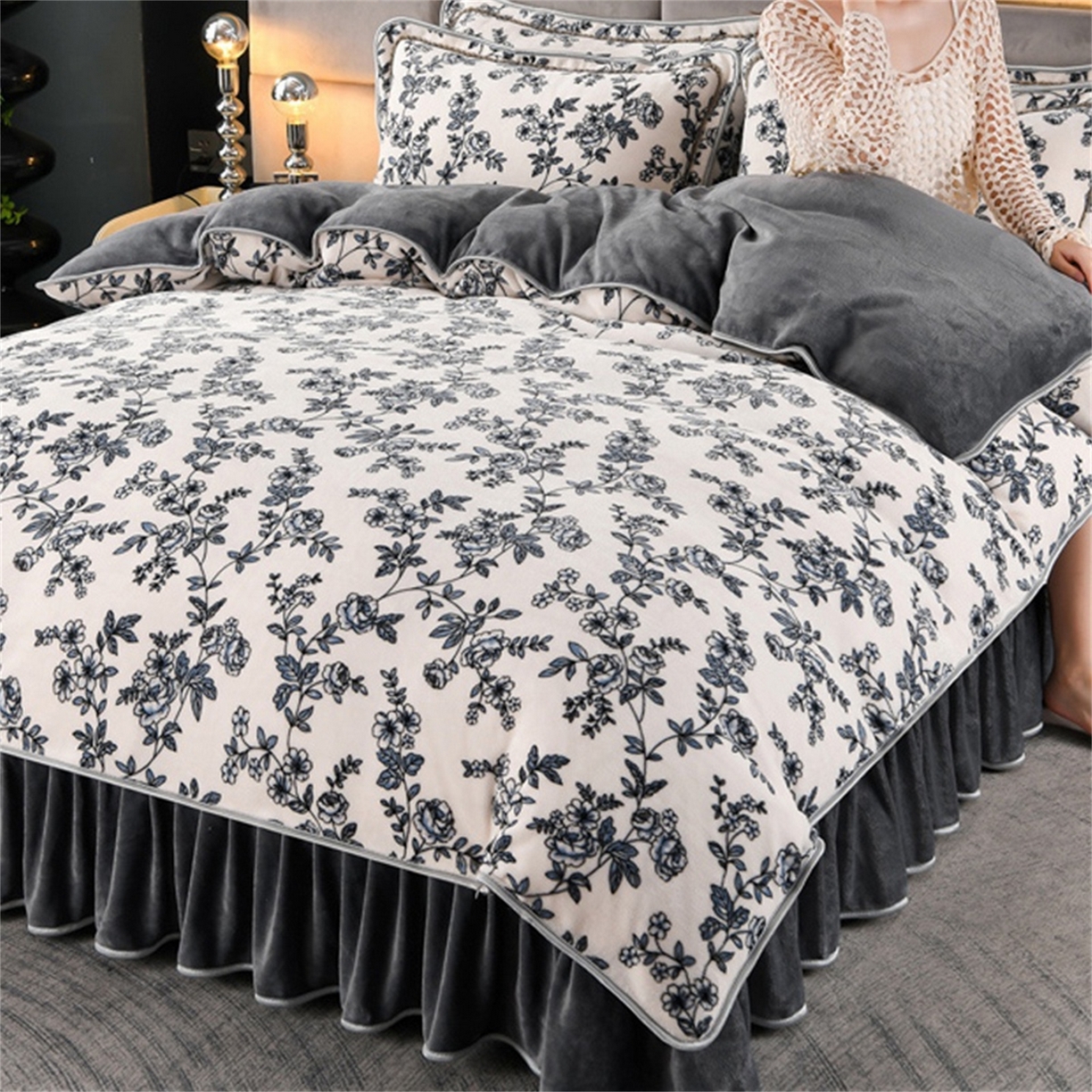 91家纺网 家纺一手货源 找家纺   玖琳家纺  2025新款220g保暖舒适牛奶绒床裙四件套 晚秋