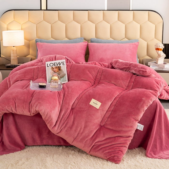 91家纺网 家纺一手货源 找家纺 恋之巢家纺 2025新款双面牛奶绒模特冬被被子被芯 豆沙红