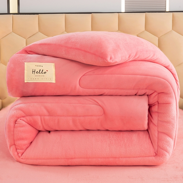 91家纺网 家纺一手货源 找家纺 恋之巢家纺 2025新款双面牛奶绒模特冬被被子被芯 柔桃粉