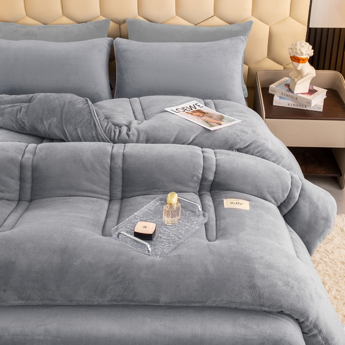 91家纺网 家纺一手货源 找家纺 恋之巢家纺 2025新款双面牛奶绒模特冬被被子被芯 绅士灰