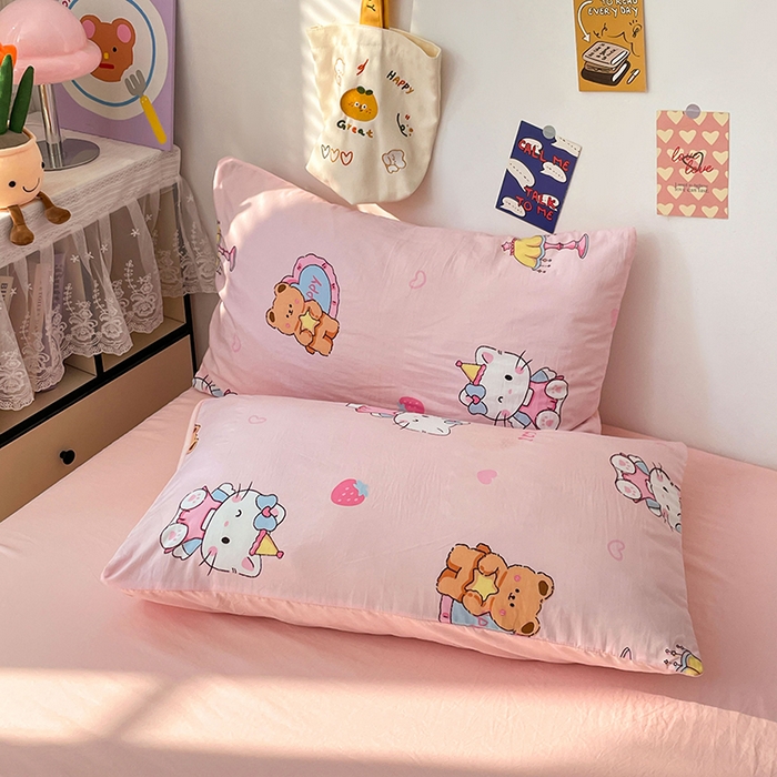 91家纺网 家纺一手货源 找家纺 梦卓家纺 2025新款超柔水洗棉印花双层纱卡通小清新四件套 草莓凯蒂