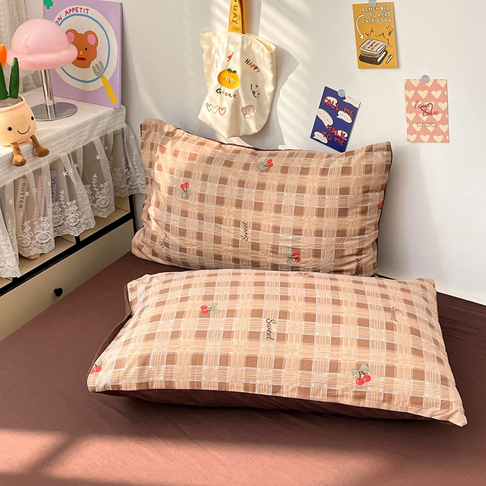 91家纺网 家纺一手货源 找家纺 梦卓家纺 2025新款超柔水洗棉印花双层纱卡通小清新四件套 格子樱桃