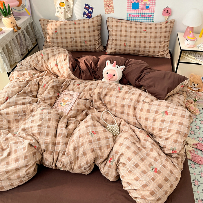 91家纺网 家纺一手货源 找家纺 梦卓家纺 2025新款超柔水洗棉印花双层纱卡通小清新四件套 格子樱桃