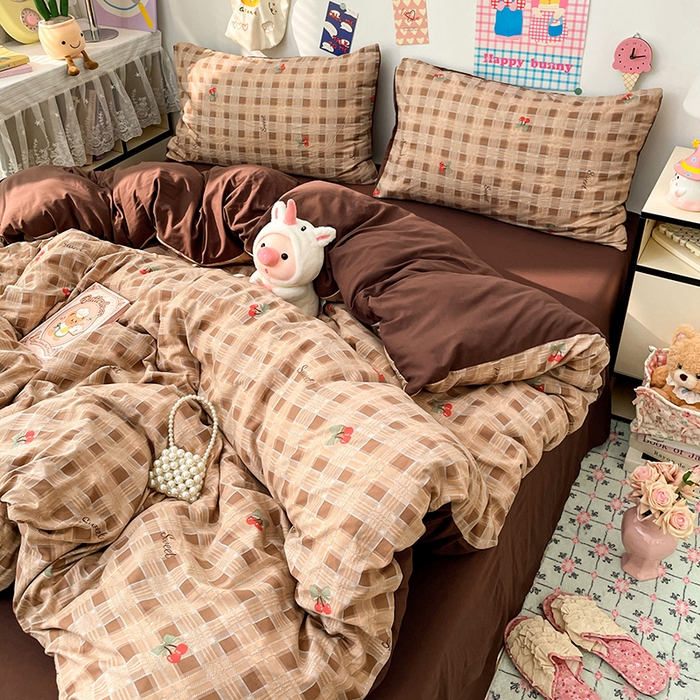 91家纺网 家纺一手货源 找家纺 梦卓家纺 2025新款超柔水洗棉印花双层纱卡通小清新四件套 格子樱桃