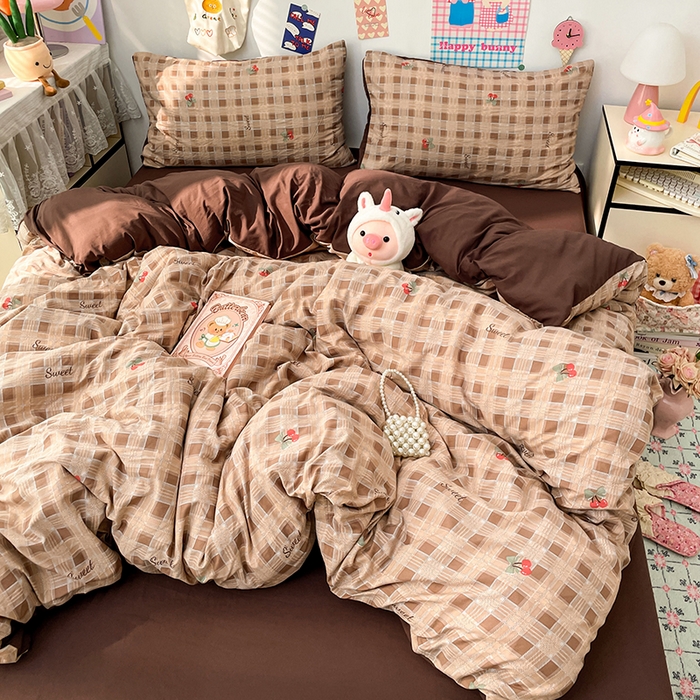 91家纺网 家纺一手货源 找家纺 梦卓家纺 2025新款超柔水洗棉印花双层纱卡通小清新四件套 格子樱桃