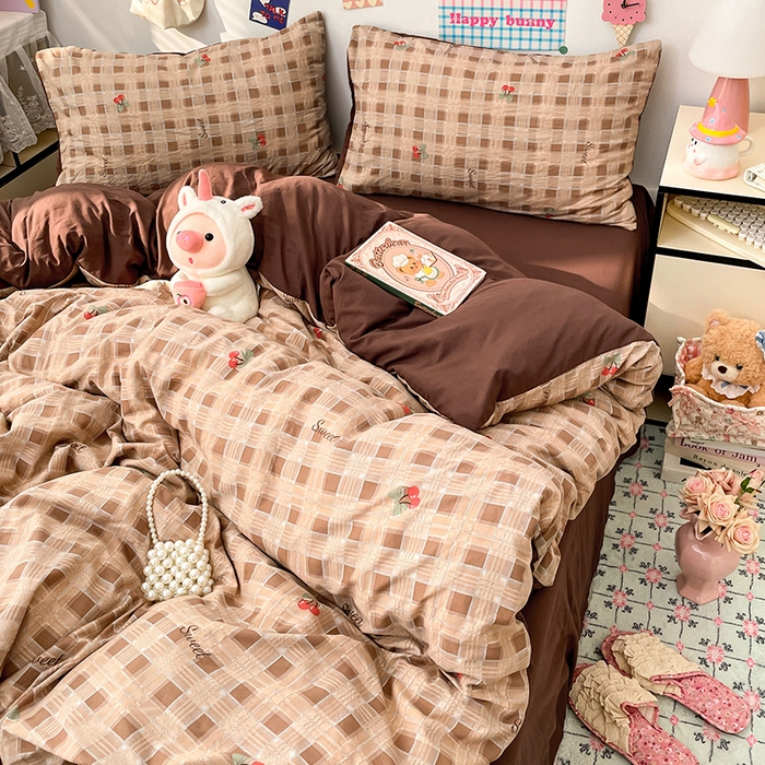 91家纺网 家纺一手货源 找家纺 梦卓家纺 2025新款超柔水洗棉印花双层纱卡通小清新四件套 格子樱桃