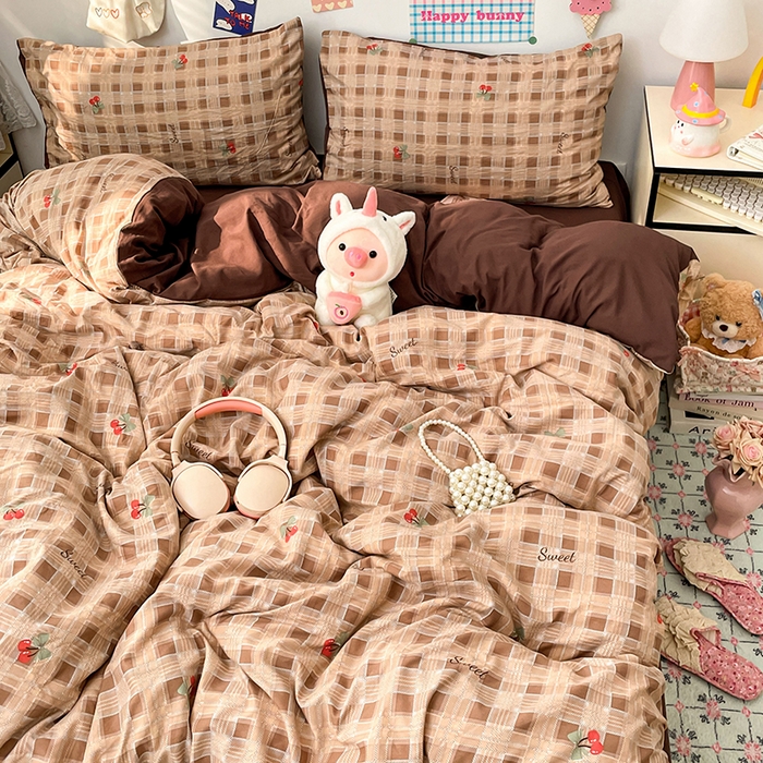 91家纺网 家纺一手货源 找家纺 梦卓家纺 2025新款超柔水洗棉印花双层纱卡通小清新四件套 格子樱桃