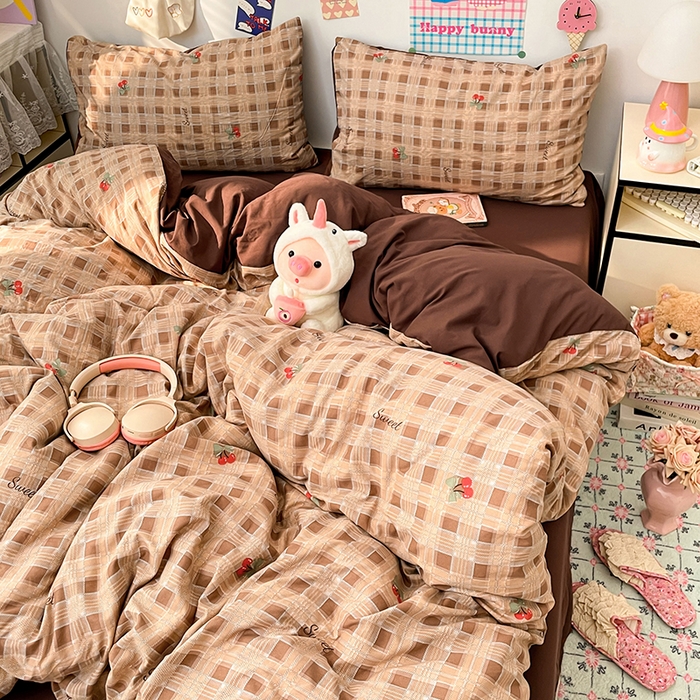 91家纺网 家纺一手货源 找家纺 梦卓家纺 2025新款超柔水洗棉印花双层纱卡通小清新四件套 格子樱桃