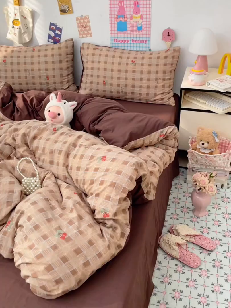 91家纺网 家纺一手货源 找家纺 梦卓家纺 2025新款超柔水洗棉印花双层纱卡通小清新四件套 格子樱桃