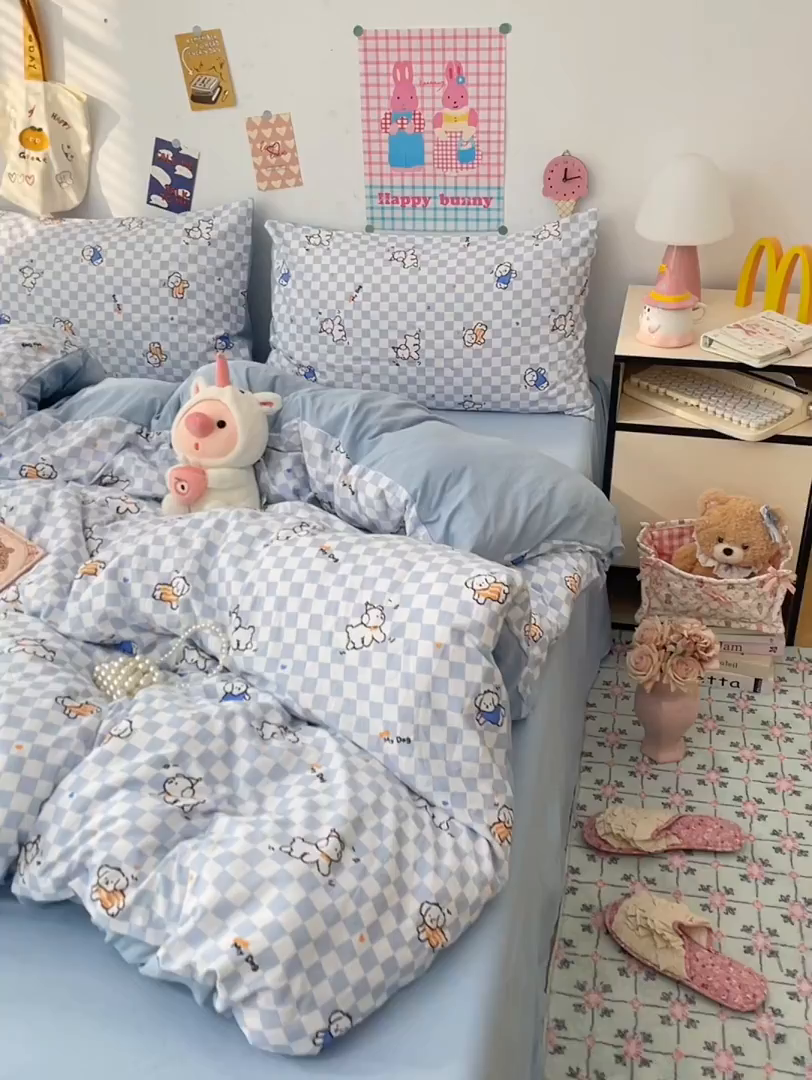 91家纺网 家纺一手货源 找家纺 梦卓家纺 2025新款超柔水洗棉印花双层纱卡通小清新四件套 蓝格汪