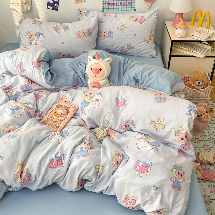 91家纺网 家纺一手货源 找家纺 梦卓家纺 2025新款超柔水洗棉印花双层纱卡通小清新四件套 木马小布