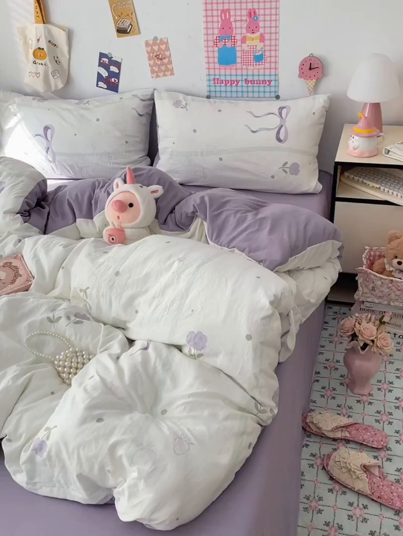 91家纺网 家纺一手货源 找家纺 梦卓家纺 2025新款超柔水洗棉印花双层纱卡通小清新四件套 紫色蝴蝶结