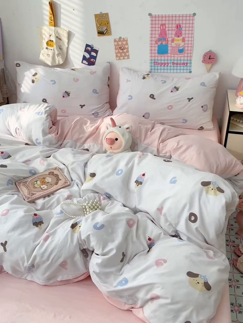 91家纺网 家纺一手货源 找家纺 梦卓家纺 2025新款超柔水洗棉印花双层纱卡通小清新四件套 字母小狗