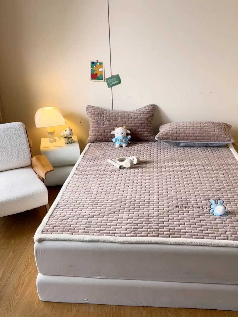 91家纺网 家纺一手货源 找家纺 （总）恋绒家纺 2025新款贴布绣牛奶绒床褥床垫