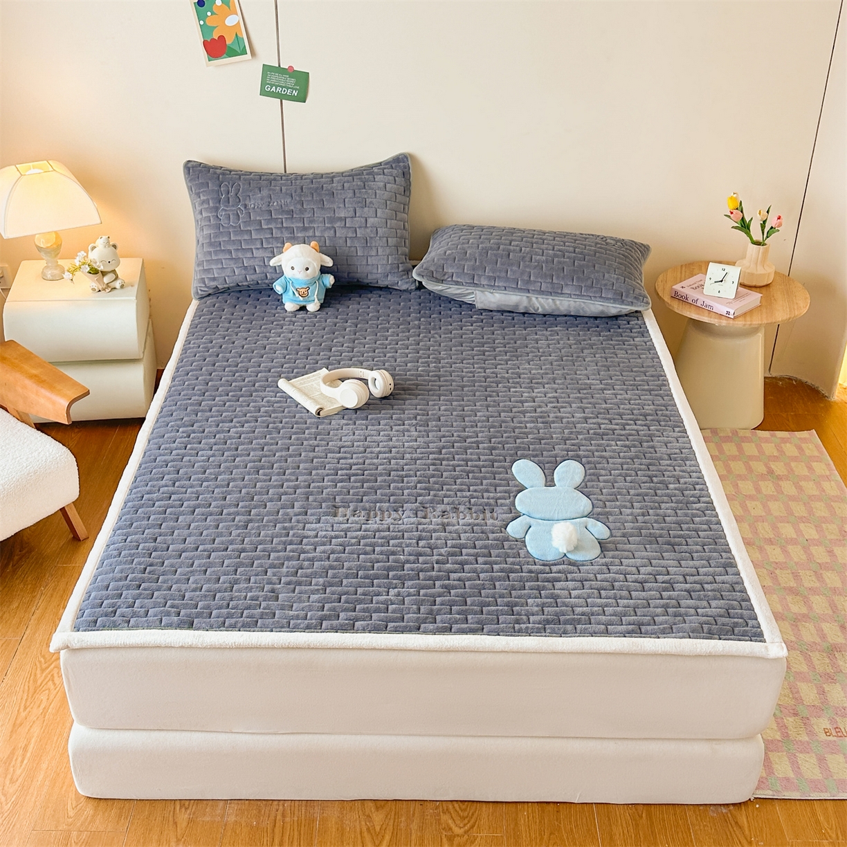 91家纺网 家纺一手货源 找家纺 恋绒家纺 2025新款贴布绣牛奶绒床褥床垫 Q萌小兔-深灰