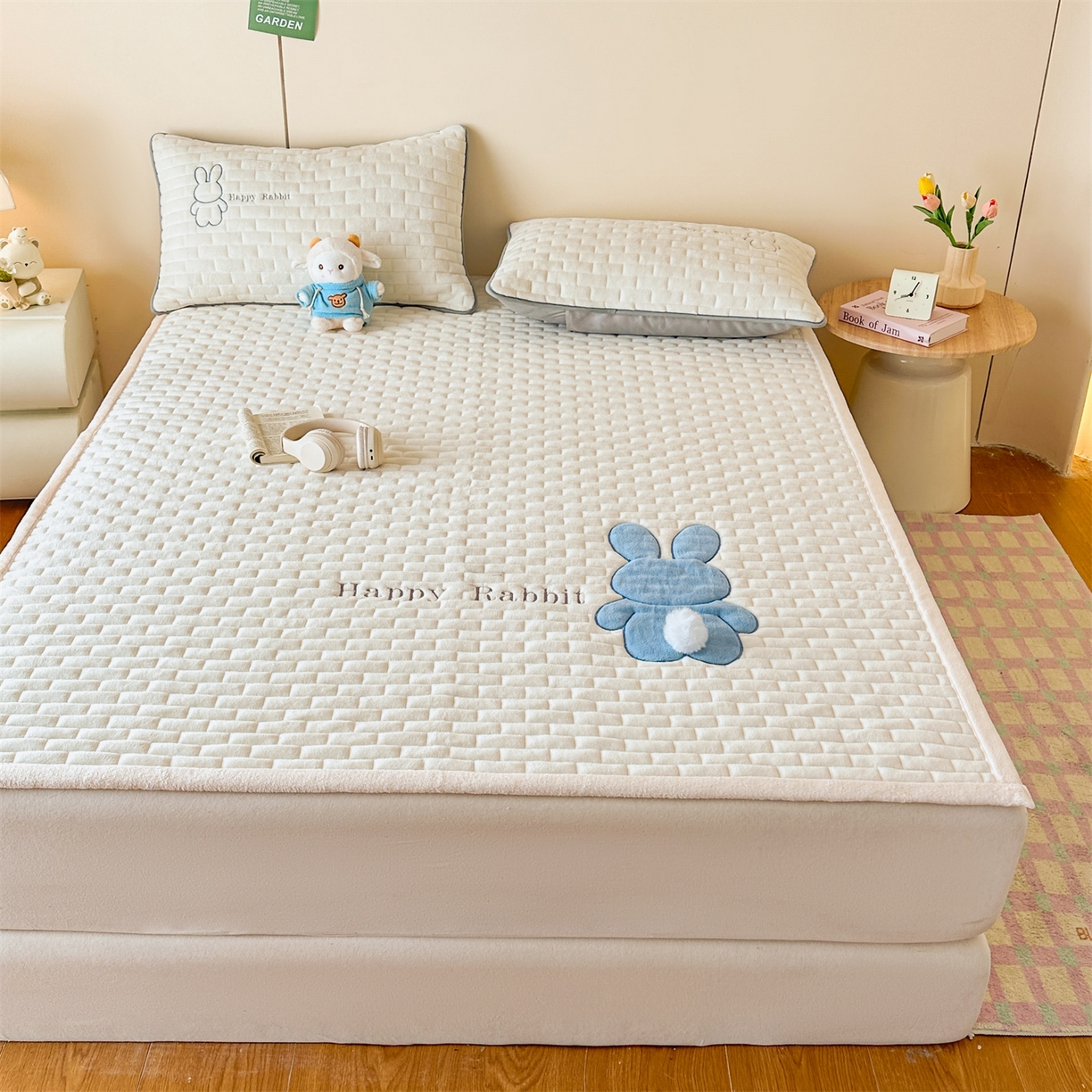 91家纺网 家纺一手货源 找家纺 恋绒家纺 2025新款贴布绣牛奶绒床褥床垫 Q萌小兔-米白