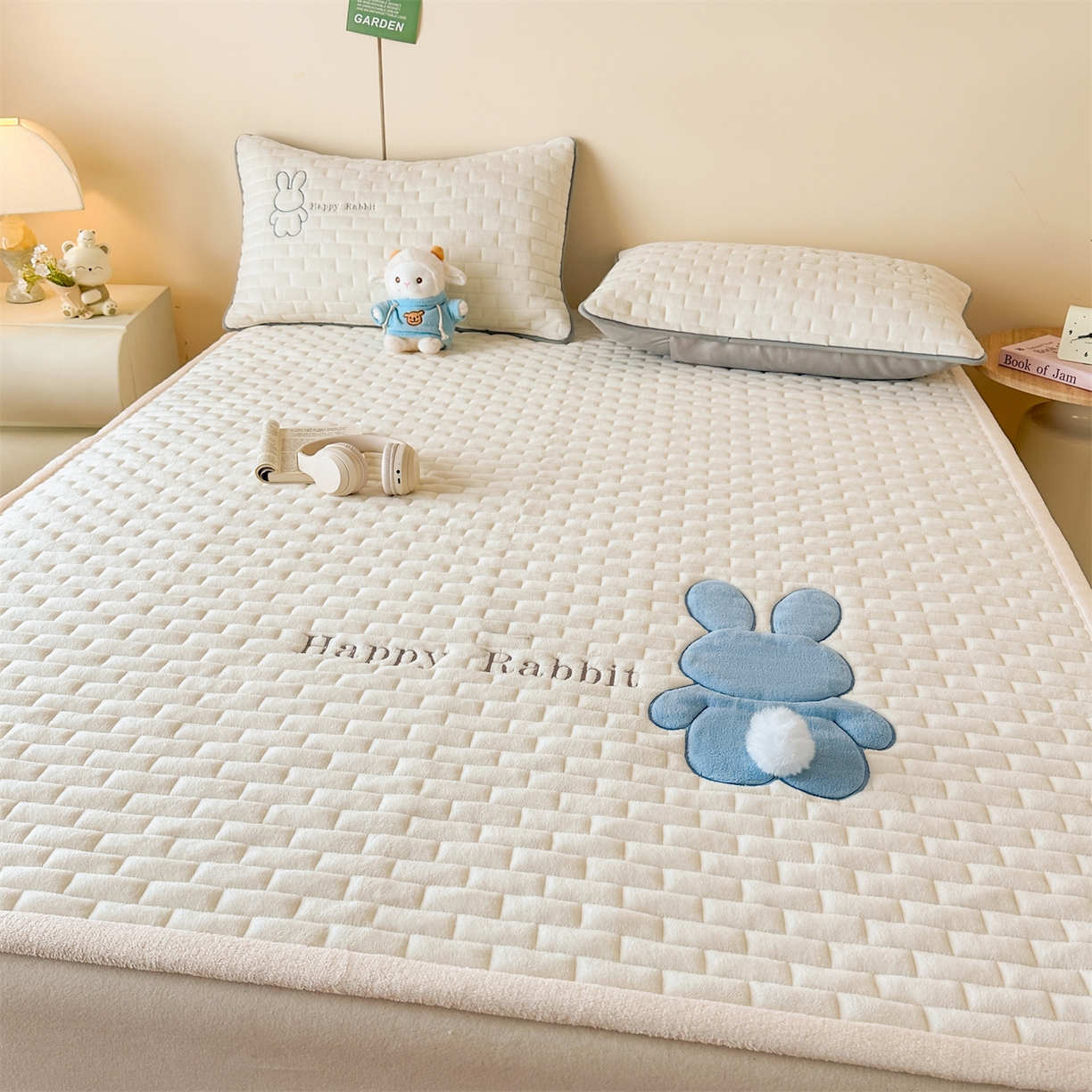 91家纺网 家纺一手货源 找家纺 恋绒家纺 2025新款贴布绣牛奶绒床褥床垫 Q萌小兔-米白