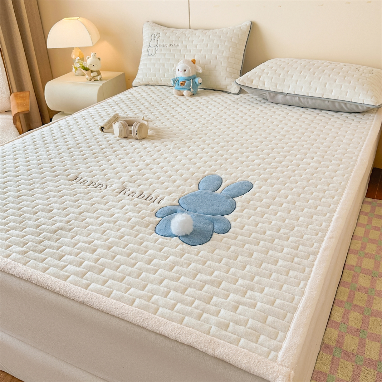 91家纺网 家纺一手货源 找家纺 恋绒家纺 2025新款贴布绣牛奶绒床褥床垫 Q萌小兔-米白