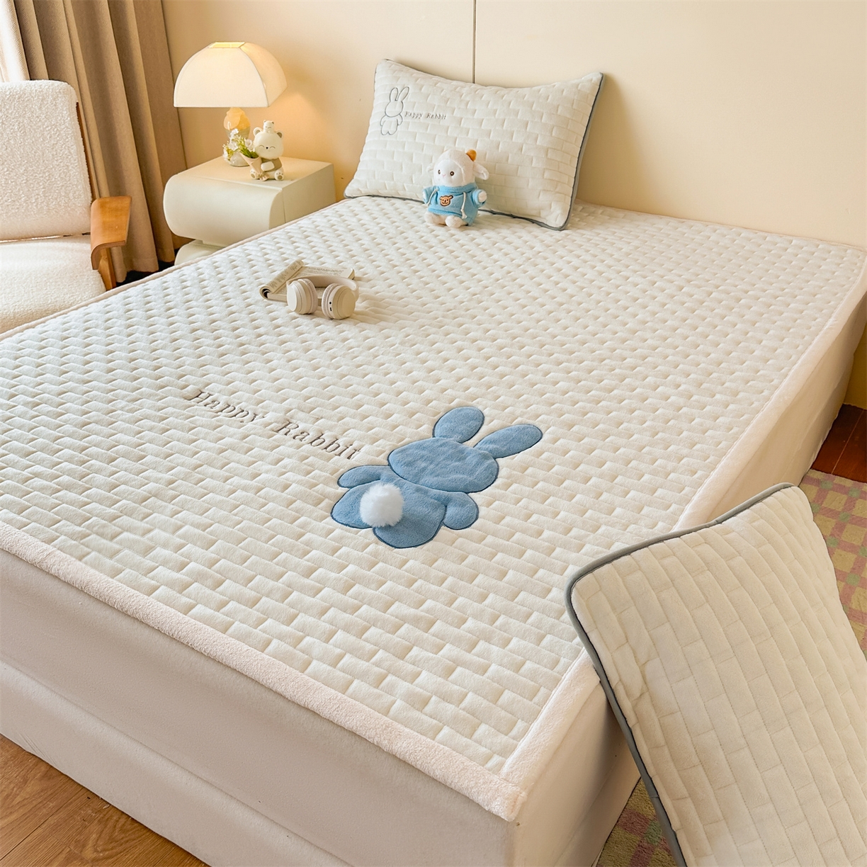 91家纺网 家纺一手货源 找家纺 恋绒家纺 2025新款贴布绣牛奶绒床褥床垫 Q萌小兔-米白